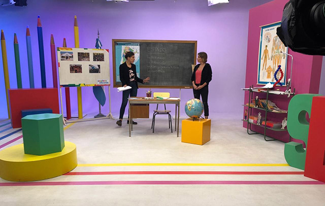 se utilizaba una escenografía que contaba con un escritorio, pizarrón, mapas, afiches, reglas, recursos audiovisuales, entre otros elementos presentes en el aula se utilizaba una escenografía que contaba con un escritorio, pizarrón, mapas, afiches, reglas, recursos audiovisuales, entre otros elementos presentes en el aula